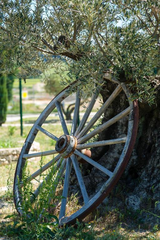 Le Ya'Tis Otel Saint-Laurent-des-Arbres Dış mekan fotoğraf